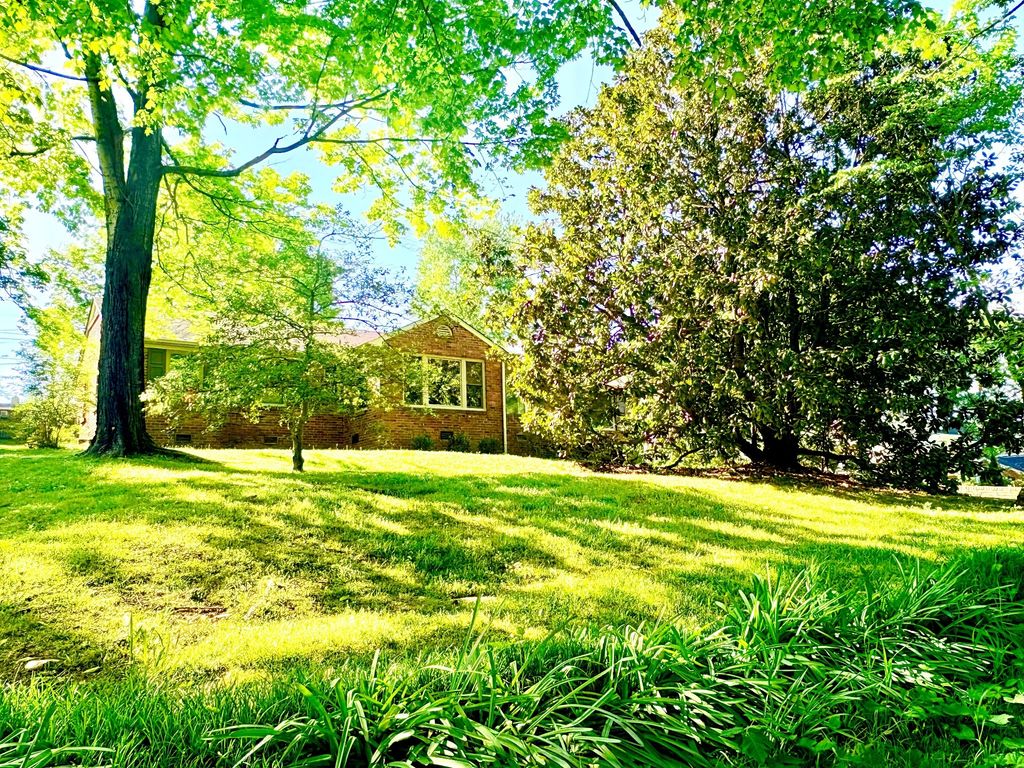 208 Trahern Ln, Clarksville