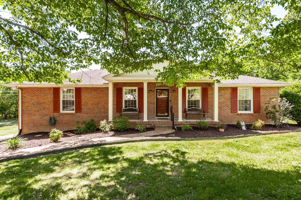 131 Honeysuckle Dr, Hendersonville