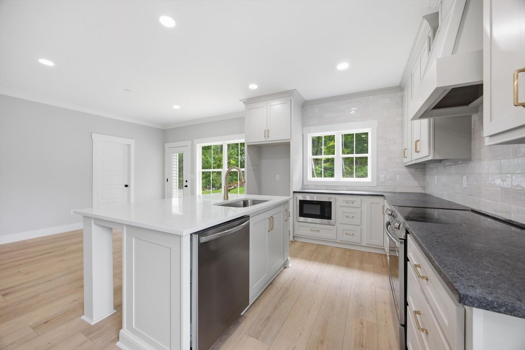 220 Hollow Road Ne, Cleveland