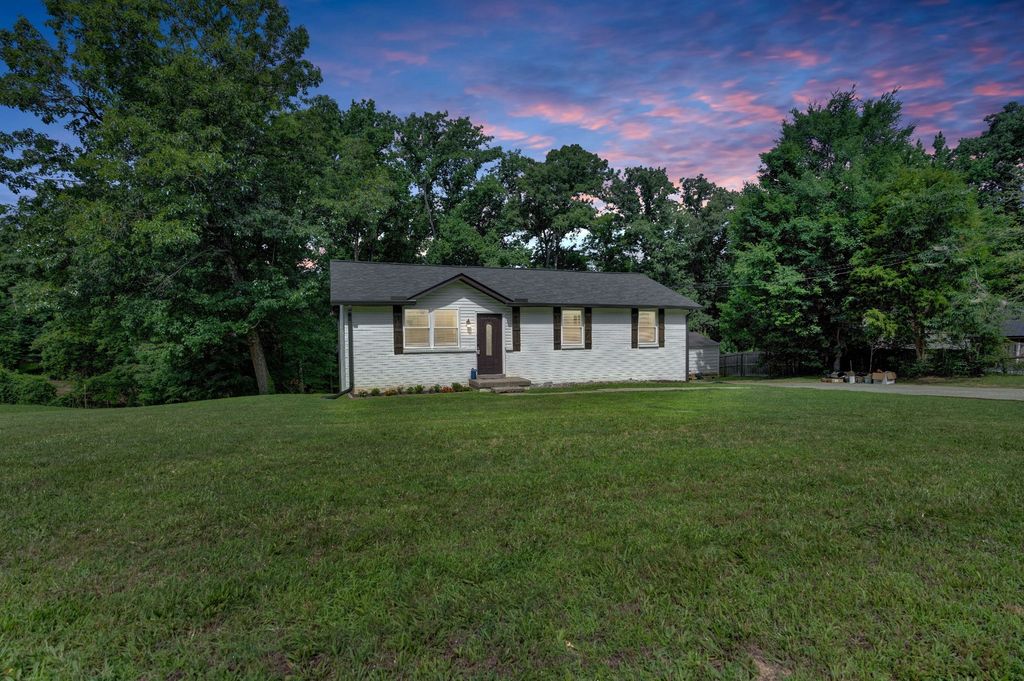 412 Hilltop Dr, Clarksville