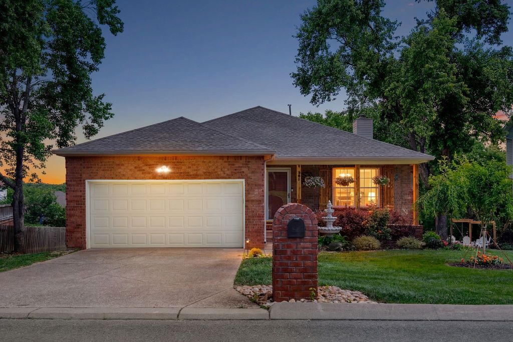205 Waterview Dr, Hendersonville