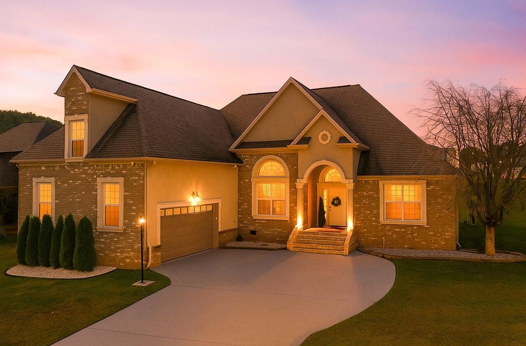 152 Winding Glen Drive Nw, Cleveland