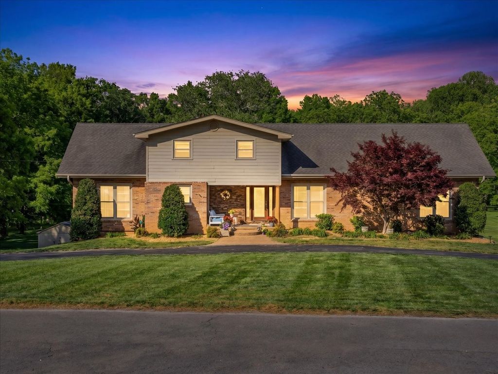 1205 Sycamore Dr, Manchester