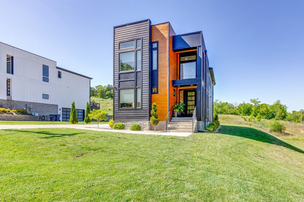 702 W 4th St, Columbia