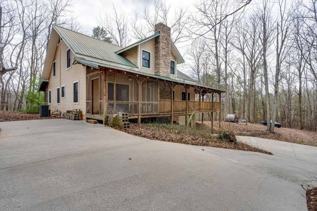 547 Hughes Road Se, Cleveland