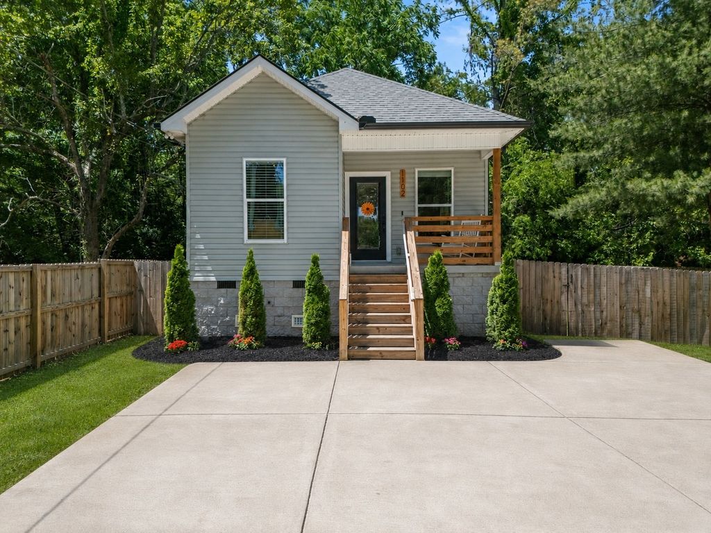 1102 Fernbank Dr, Madison