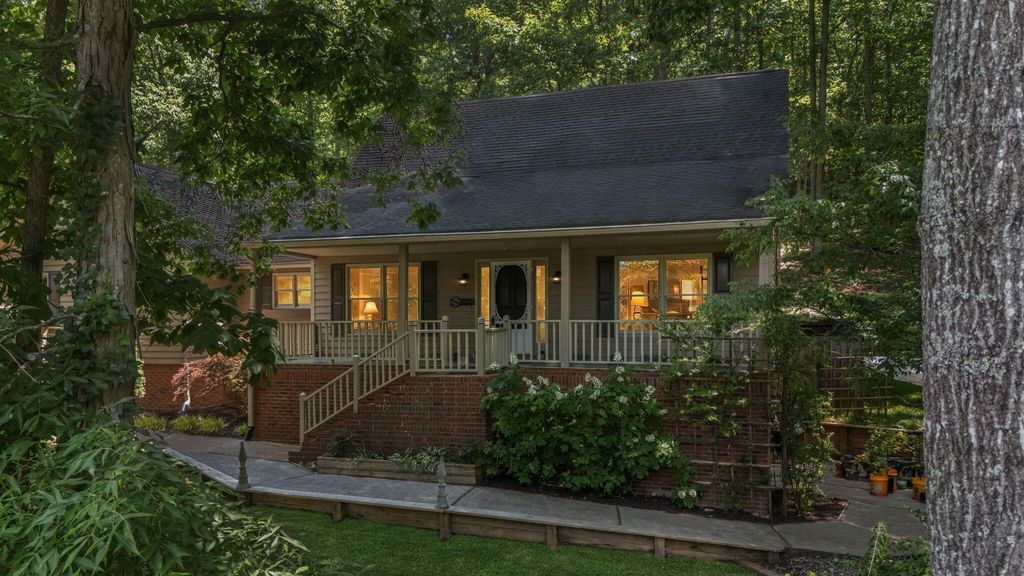 2013 Laurel Springs Drive Nw, Cleveland