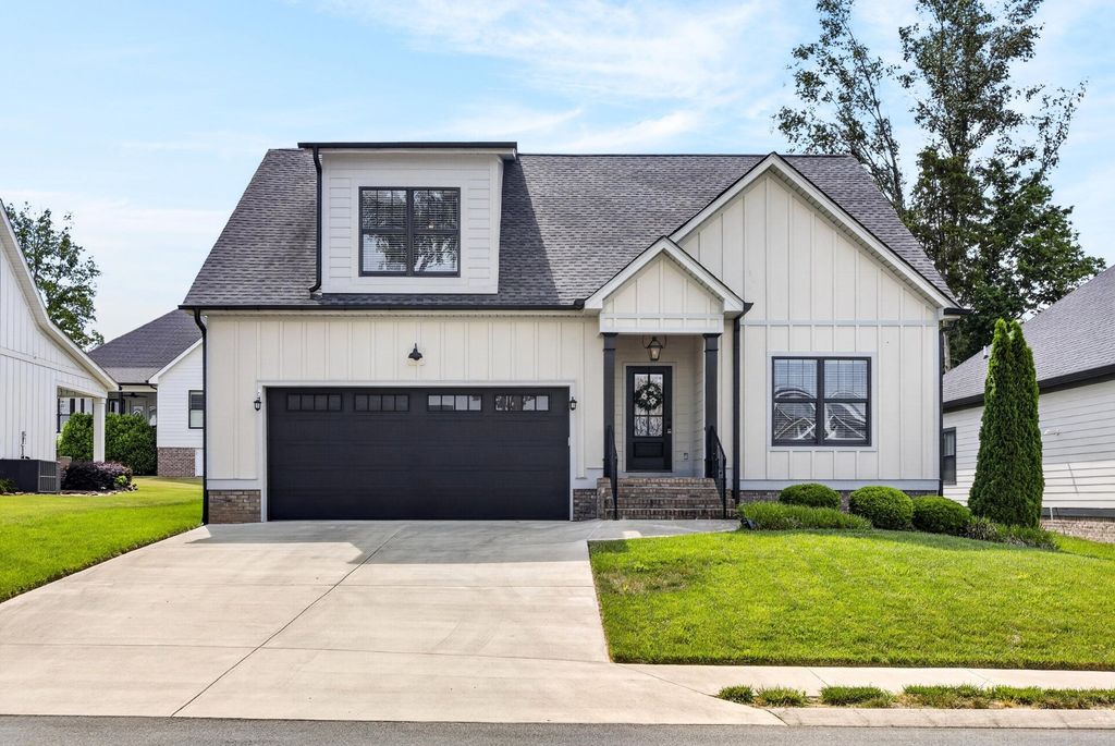 5025 Grove Park Court Ne, Cleveland