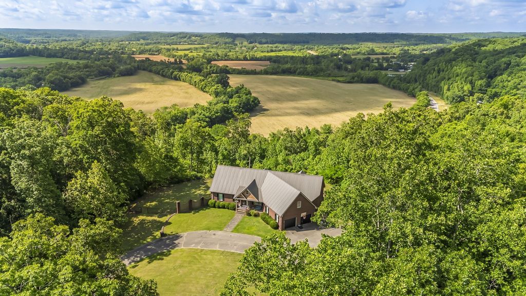 2266 S Main Street, Lobelville