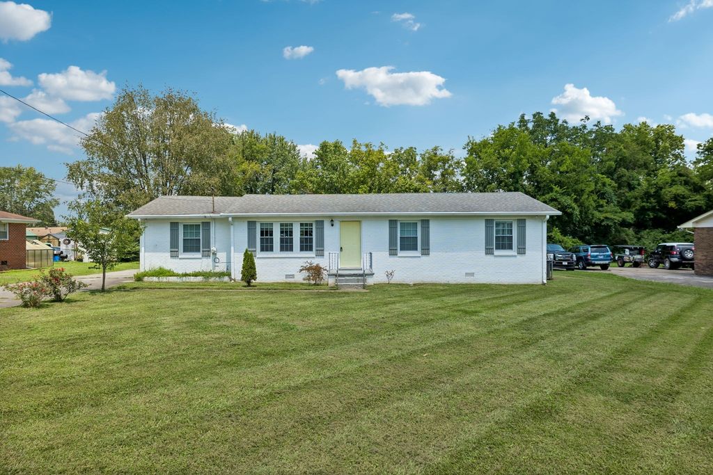407 Sam Houston Dr, Lebanon