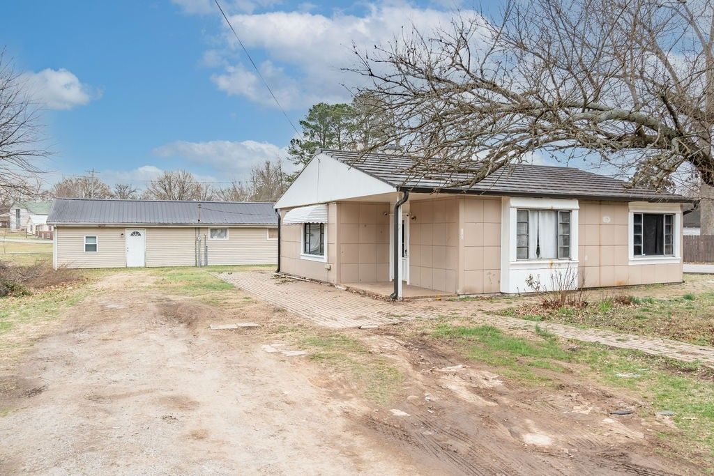 439 W Park St, Guthrie