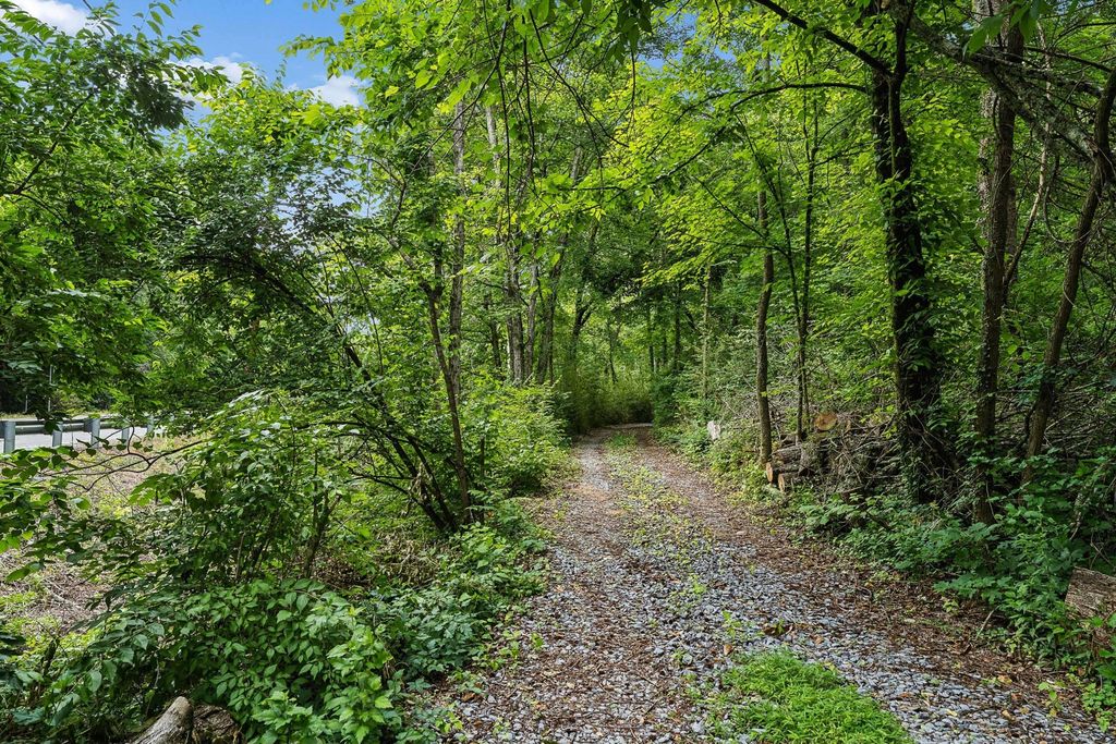 8797 Highway 100, Nashville