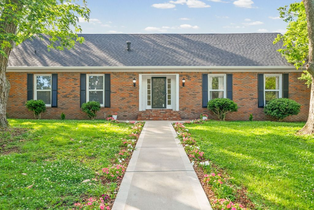 635 Country Club Ln, Hopkinsville