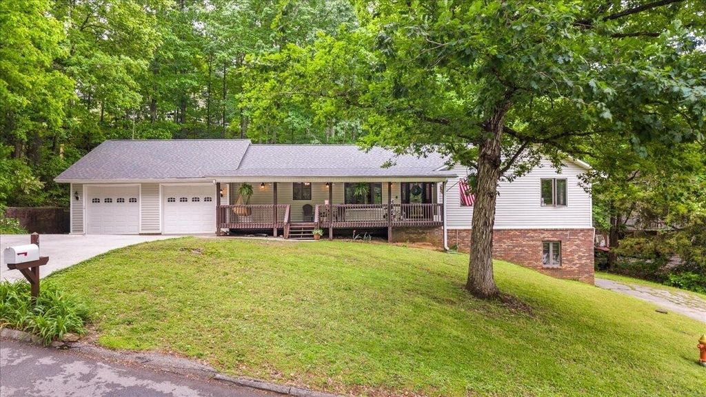 400 Mapleton Drive Nw, Cleveland