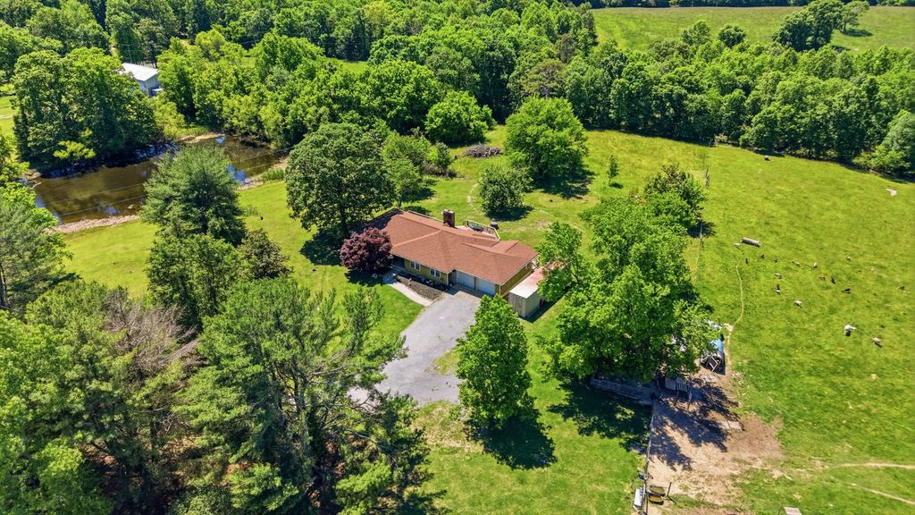 936 Cowboy Sams Drive, Trenton