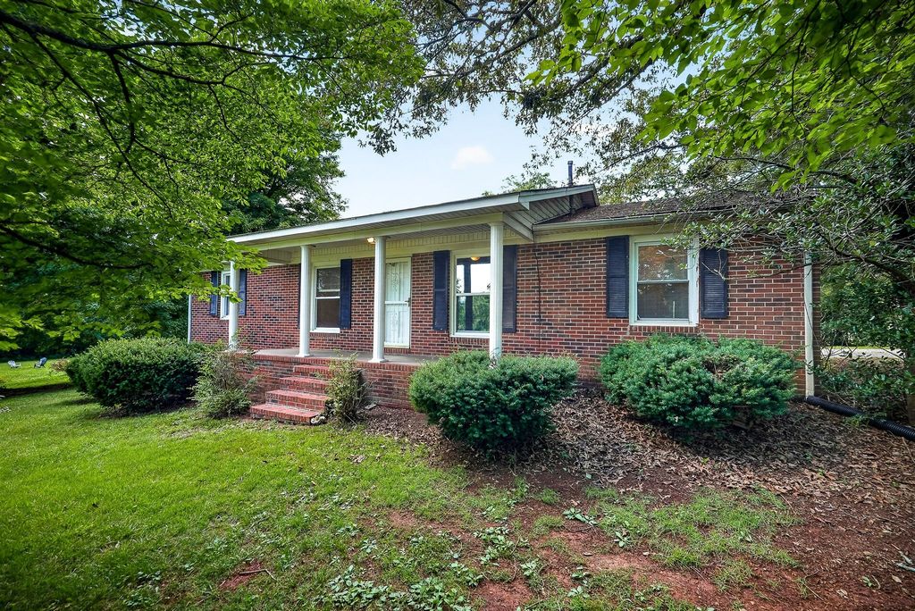 516 Heather Dr, Sparta