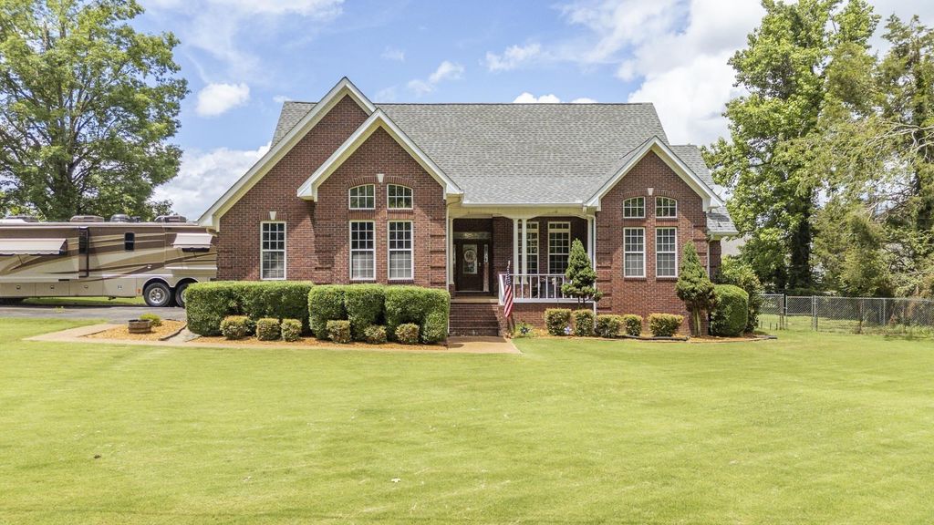 135 Betsy Dr, Savannah