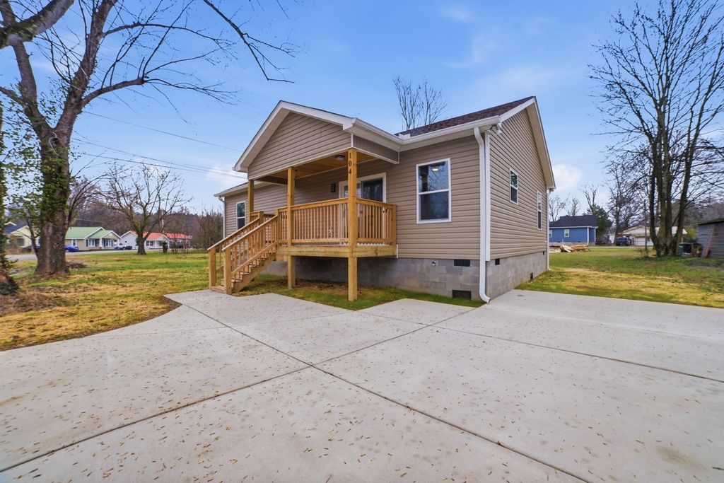 104 Fairground Dr, Waverly