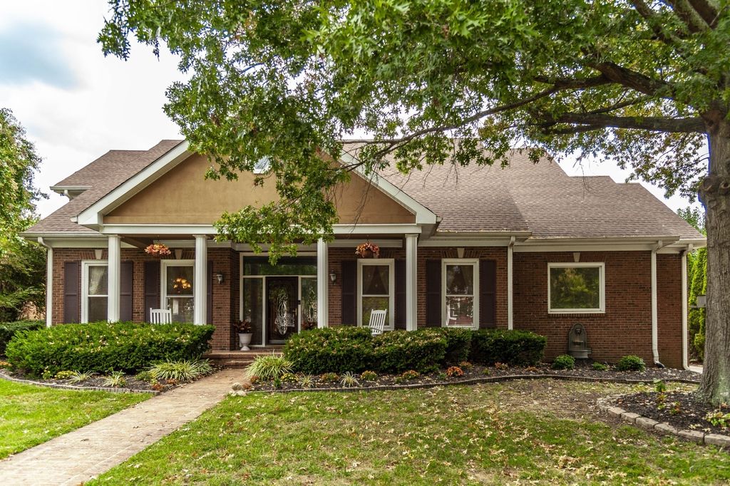 135 N Country Club Dr, Hendersonville