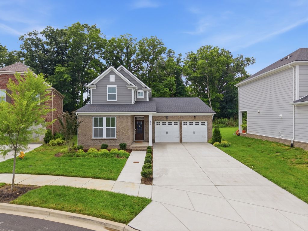 878 Nightingale Ave, Hendersonville
