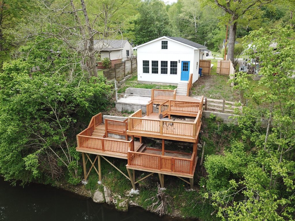 240 Fredonia Rd, Manchester