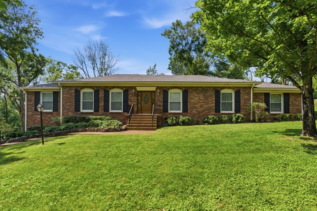 631 Forest Park Dr, Brentwood