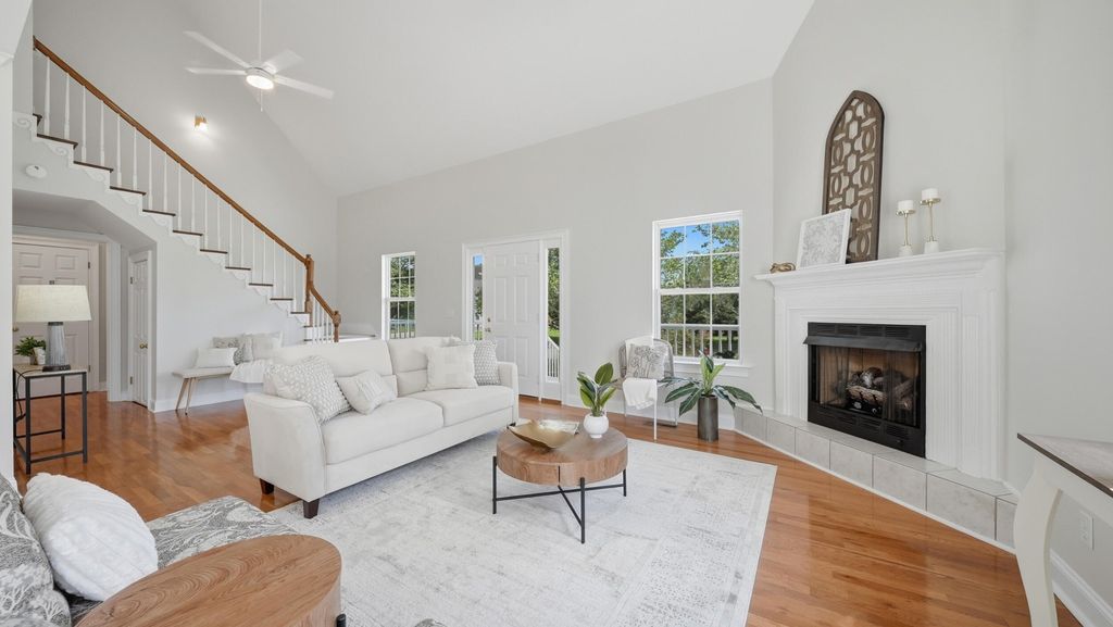 168 Windermere Lane Ne, Cleveland