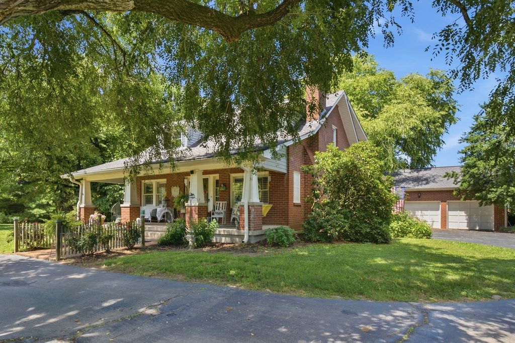 445 Carters Creek Pike, Columbia