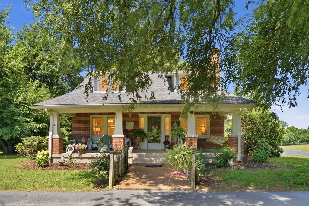 445 Carters Creek Pike, Columbia