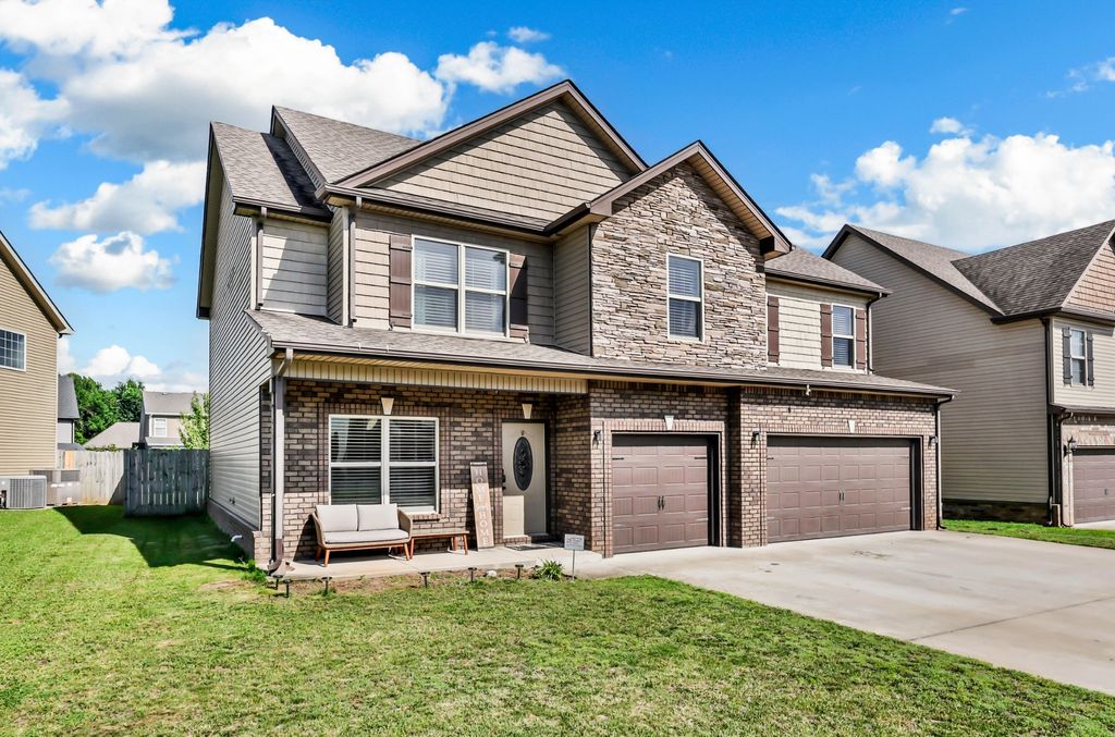 925 Tanager Ct, Clarksville