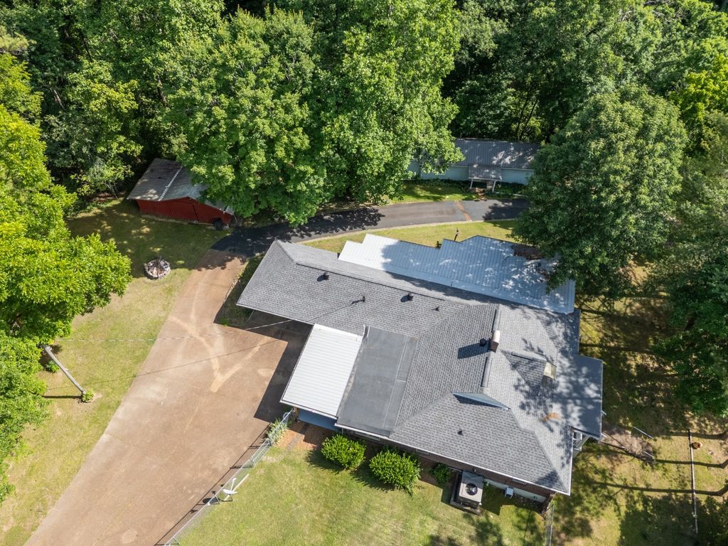 498 Highway 100, Centerville