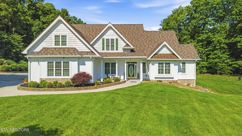 824 Midway Rd, Strawberry Plains