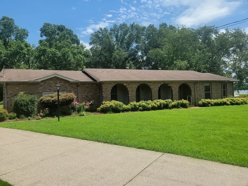 110 Meadowlake Ct, Hendersonville