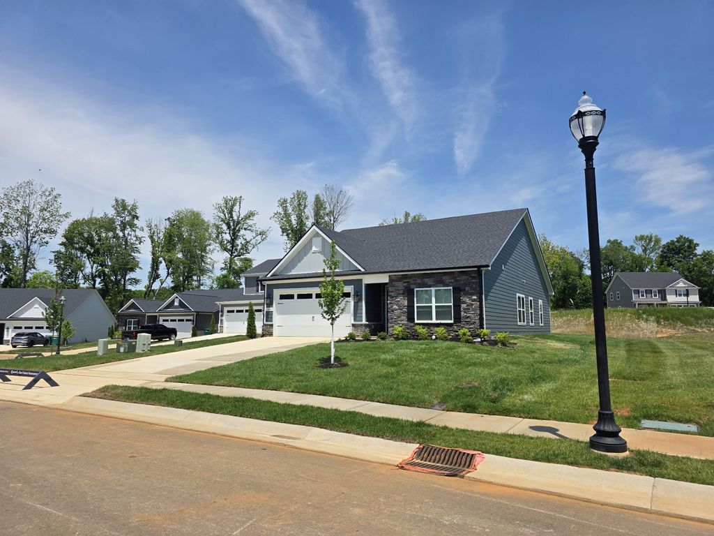 604 Silver Trace, White House