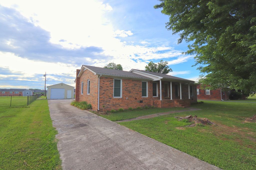 911 Parkway Dr, Smithville