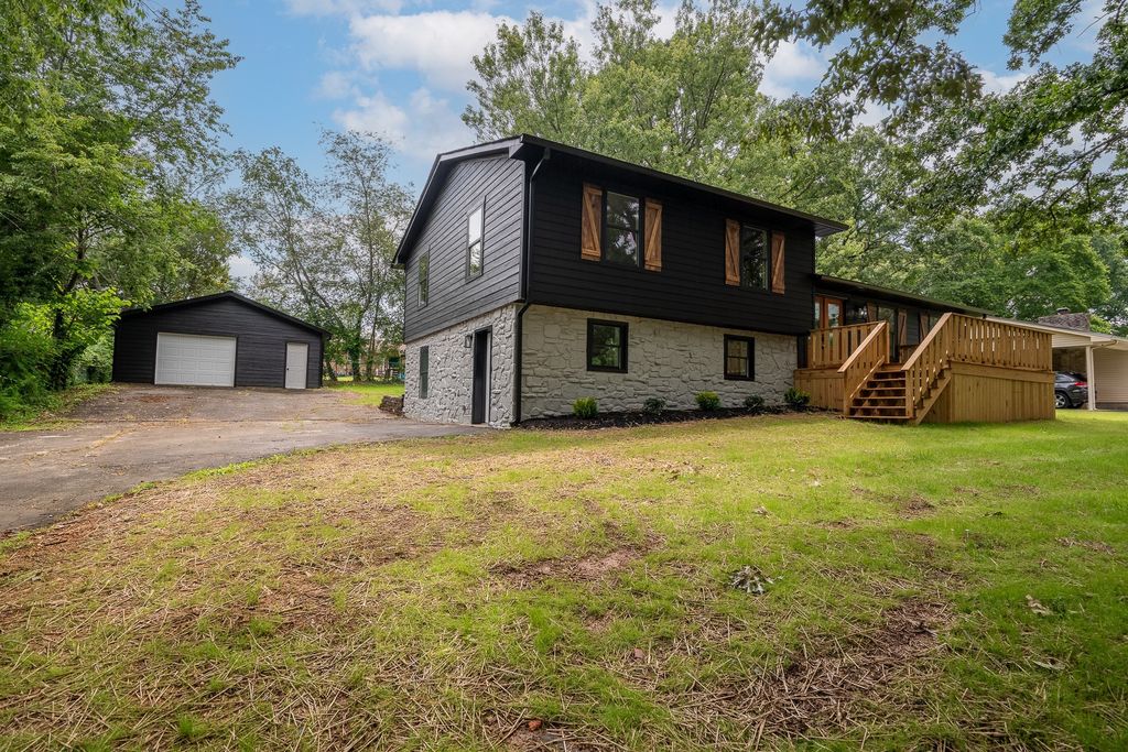 1615 Deer Hollow Dr, Lawrenceburg