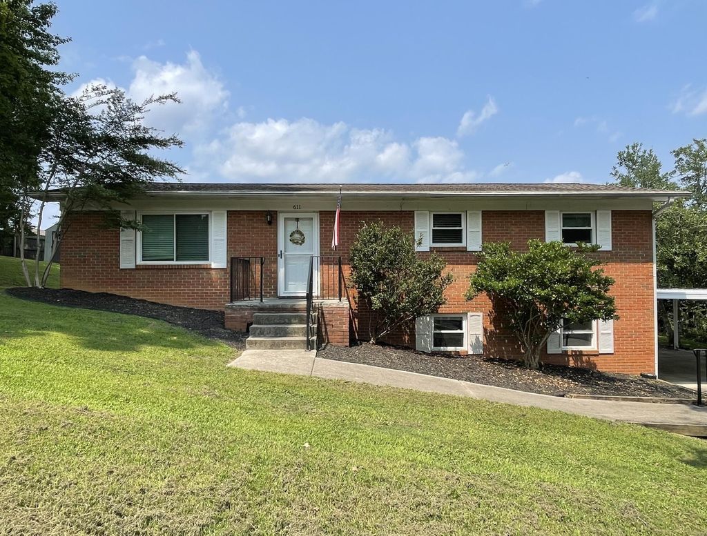 611 Lakeland Drive Ne, Cleveland