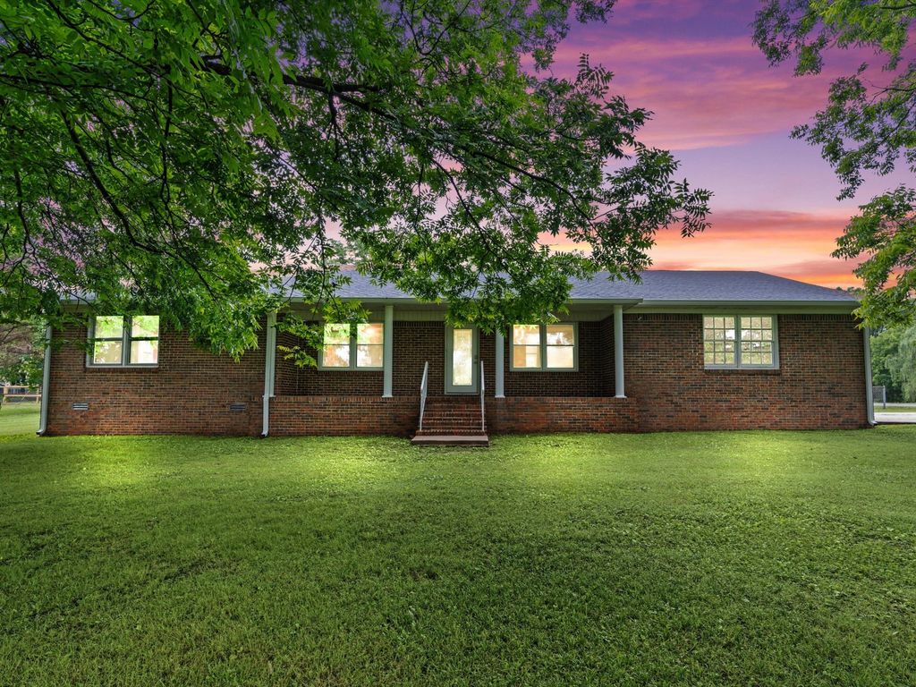 16 Patrick Rd S, Fayetteville