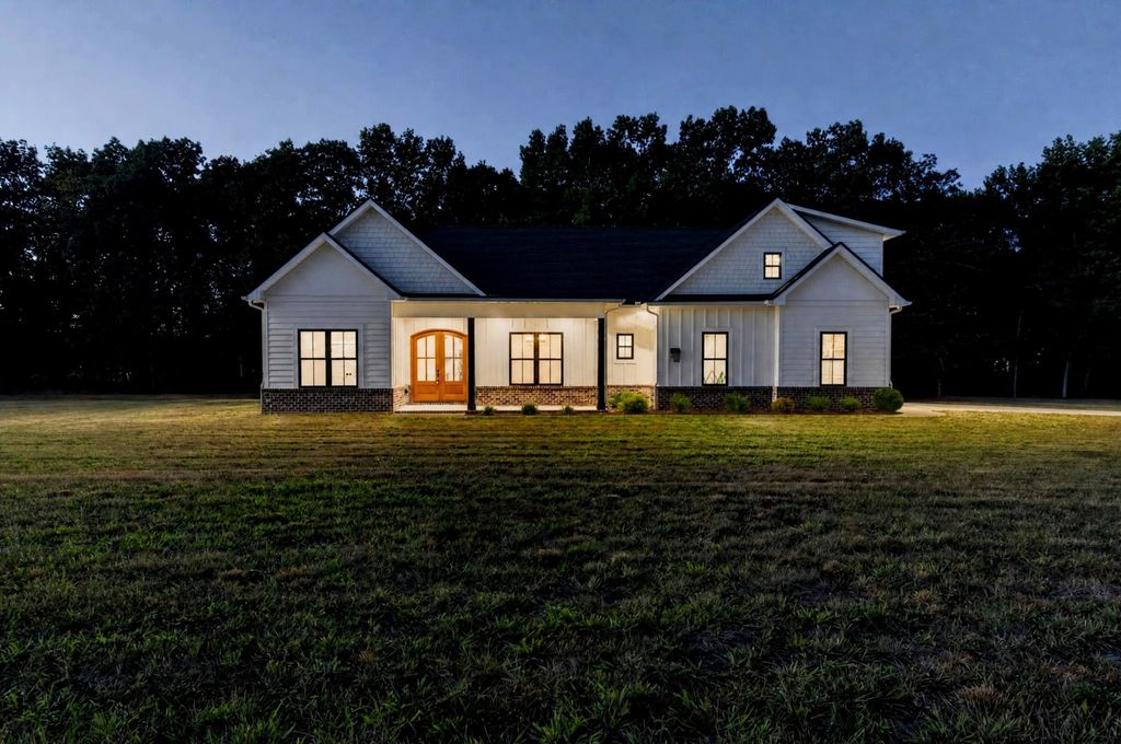 933 Ovoca Lake Rd, Tullahoma