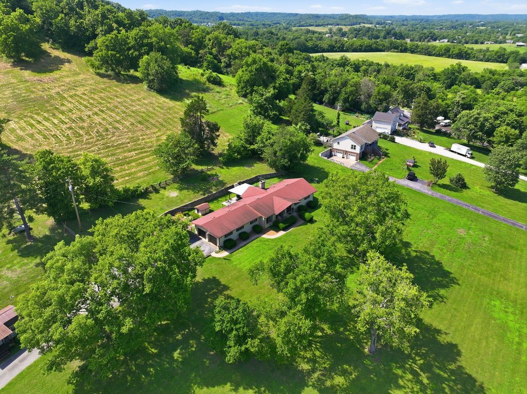 899 Carters Creek Pike, Columbia