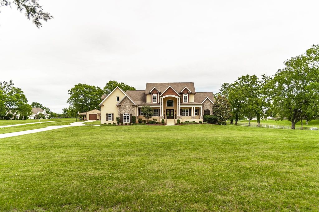 835 Douglas Bend Rd, Gallatin