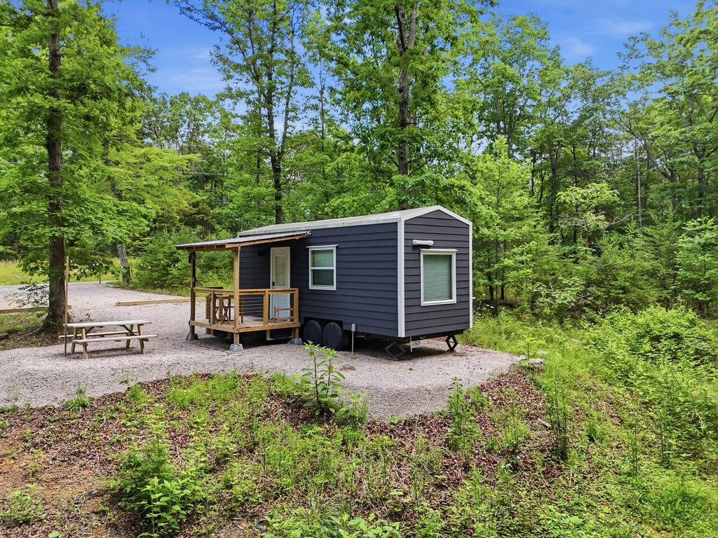 739 S Moore Road, Rising Fawn