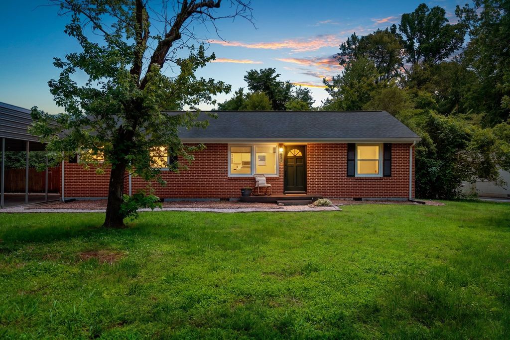201 Pleasant Dr, Columbia