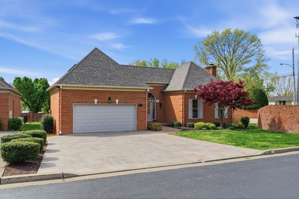 100 Carriage Way, Hendersonville