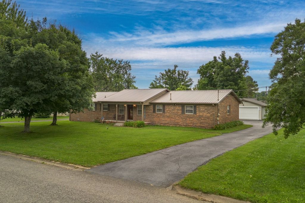 806 Brookhaven Cir, Shelbyville