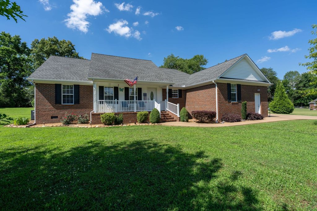 153 Center Point Dr, Summertown