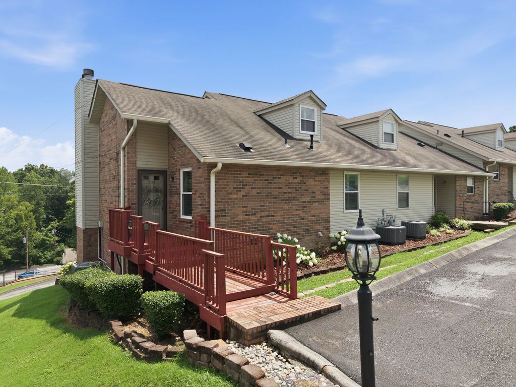 204 Village Cir W, Dickson