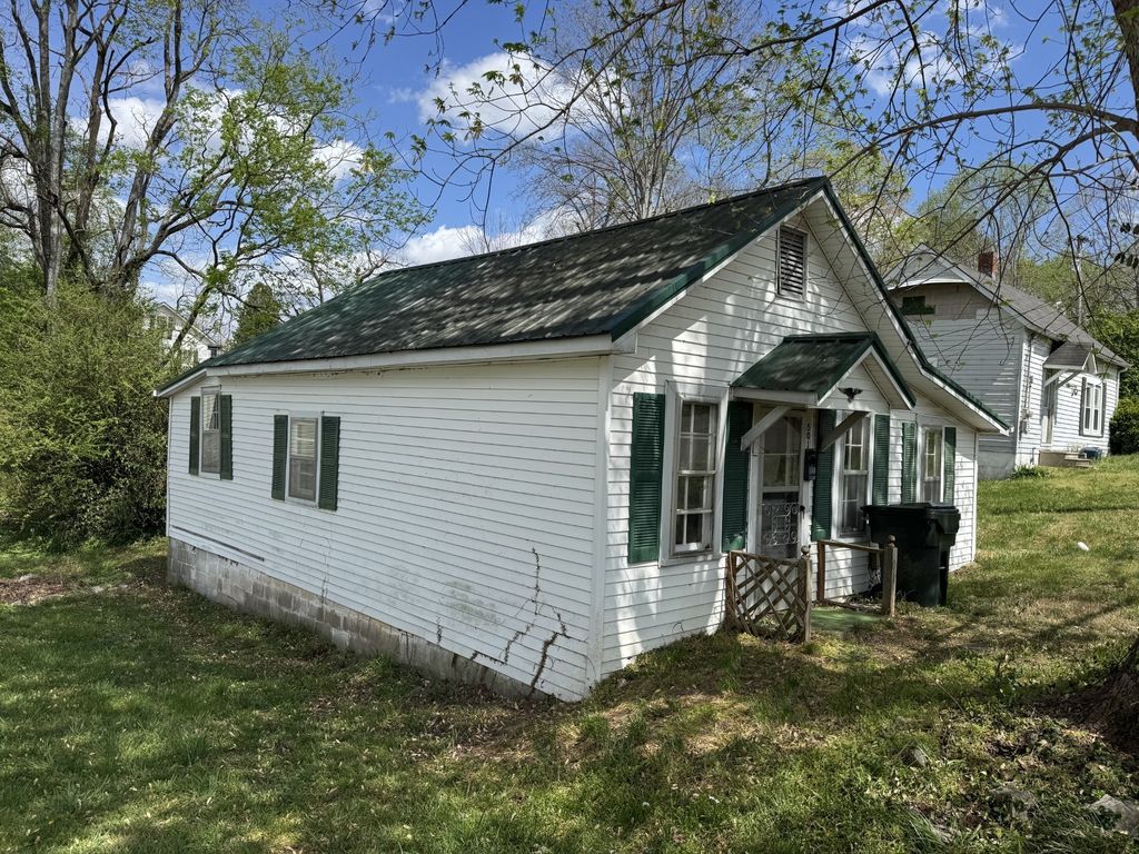 501 W Chestnut St, Dickson