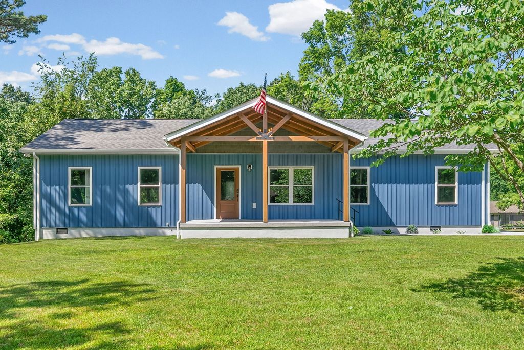 15 Locust Dr, Erin