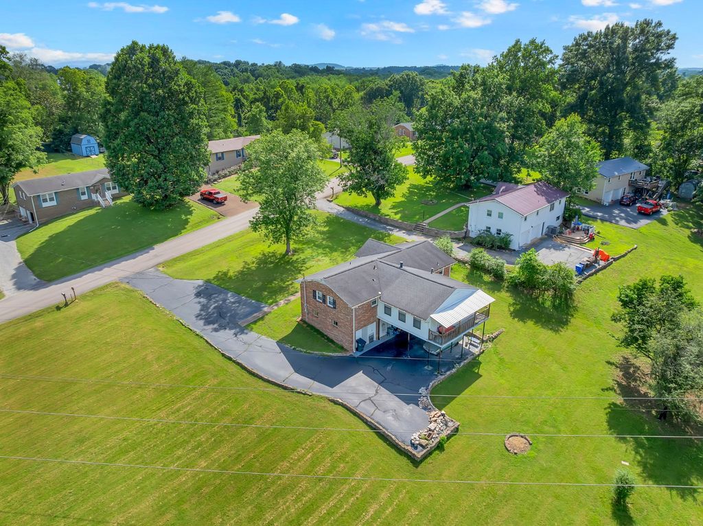 308 Lake Dr, Columbia